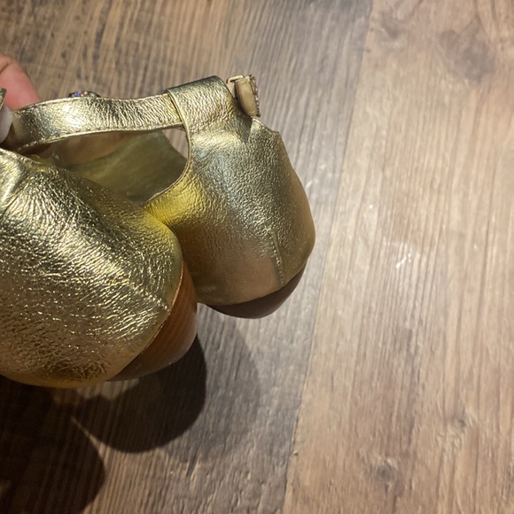 Betsey Johnson Gold Sandals with Jeweled Elephant 9M - Picture 4 of 4